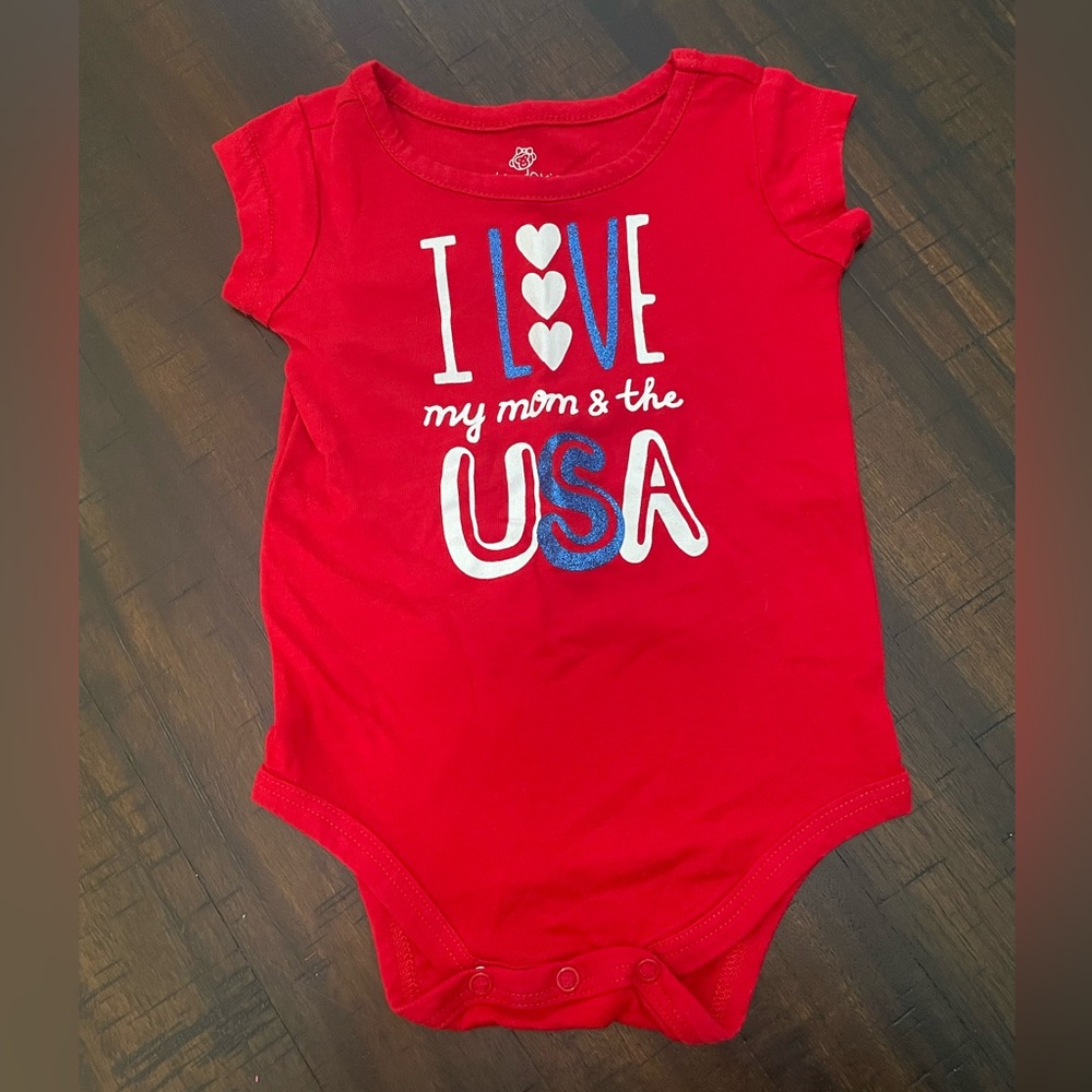 Red white and blue onesie I love the USA and my mommy size 3 months
